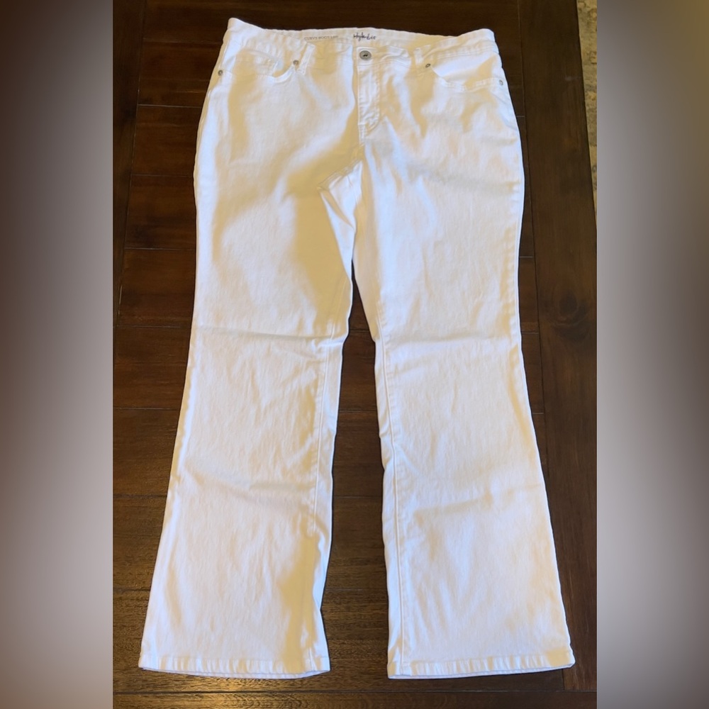 Women’s Style & Co White Curvy Bootleg Size 16S Jeans NWOT